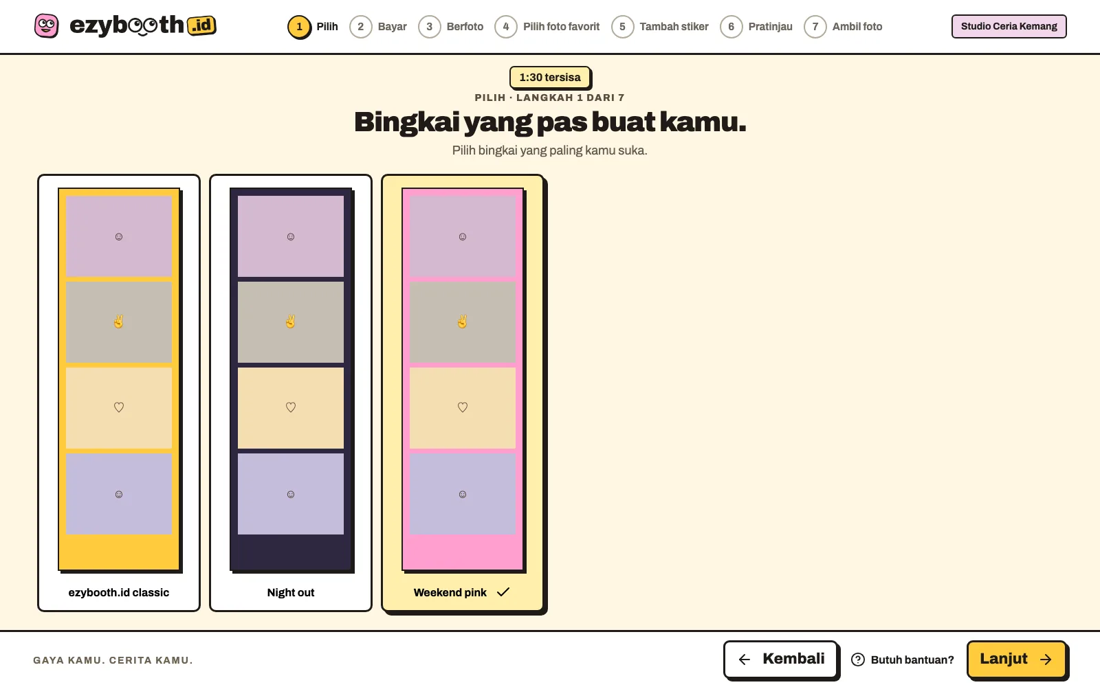 Layar pilih bingkai di kiosk dengan tiga pilihan bingkai